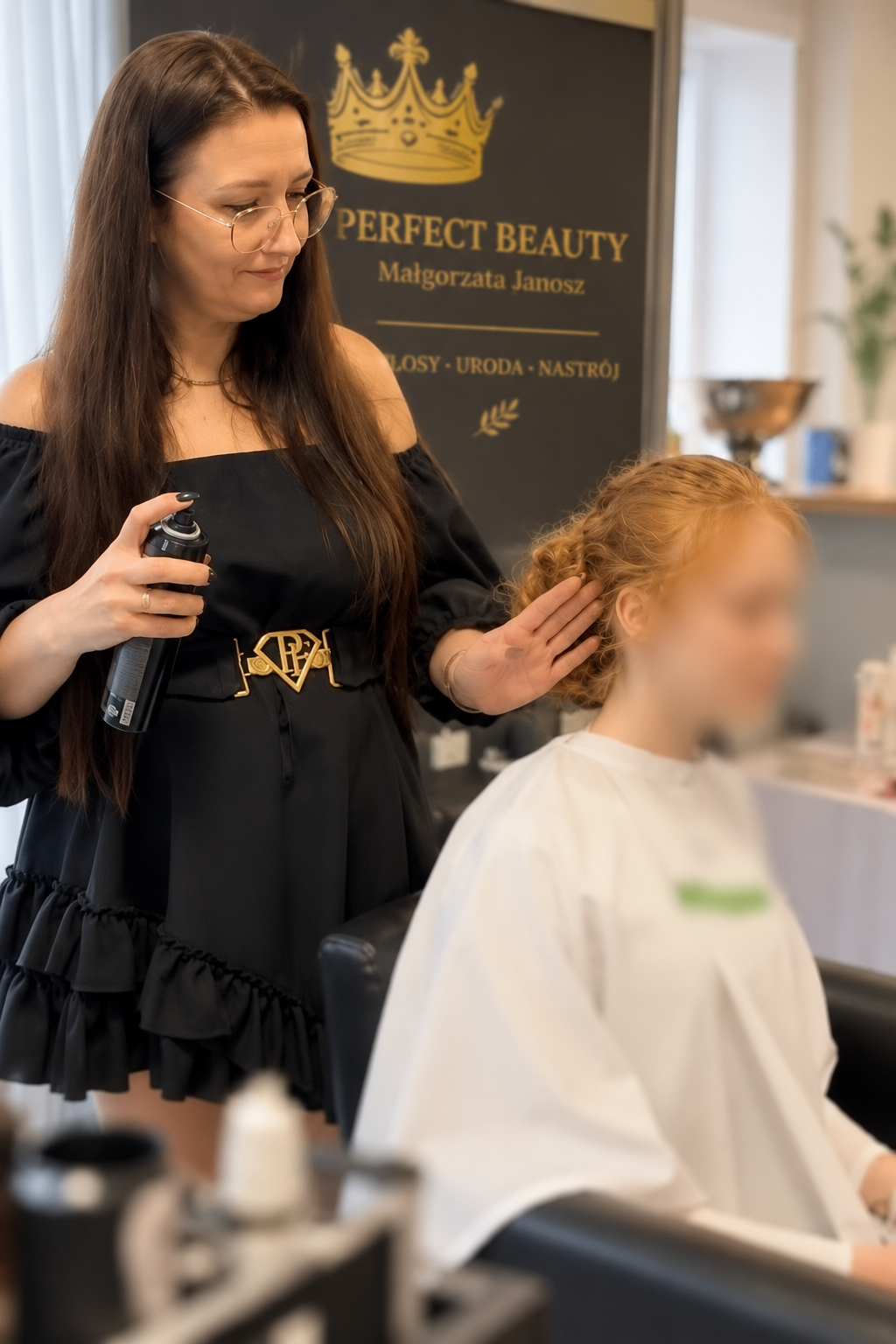 Małgorzata Janosz podczas stylizacji fryzury klientki w salonie Perfect Beauty